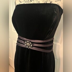 Glamorous Talbot’s strapless size 8 black velvet dress & jeweled brooch.VINTAGE